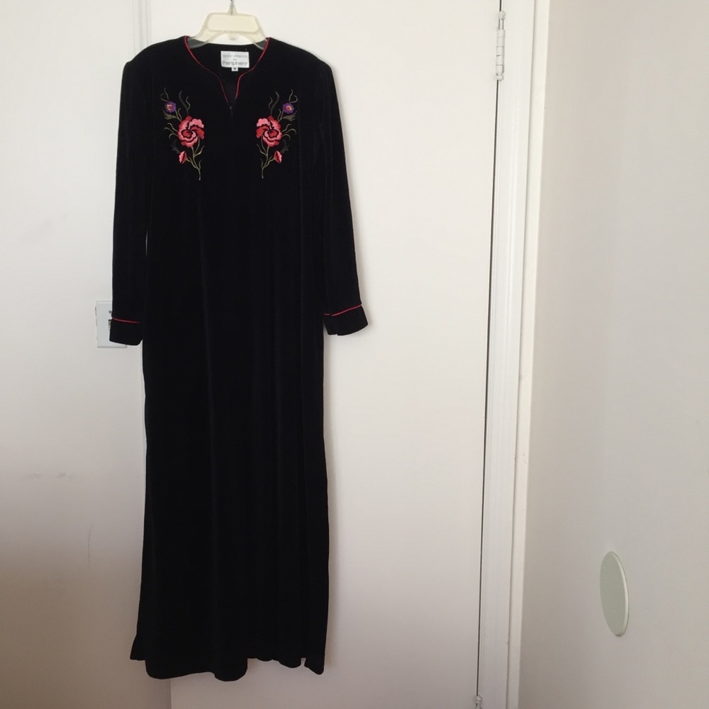 Velvet Front Zippier Embroidered Robe Size Medium